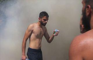 Yangın evlerine sıçramasın diye dumanların arasına...