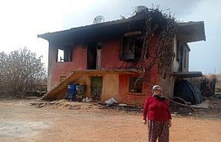 Yangında evi küle dönen Döndü teyze bir terliği...