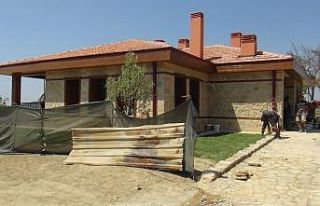 Yangında evi zarar gören yaşlı çiftin yeni evi...