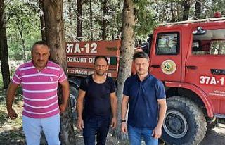 Yangında mahsur kalan iki kaplumbağayı orman işçileri...