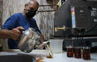 Yarım asır önce eline aldığı çay tepsisini...