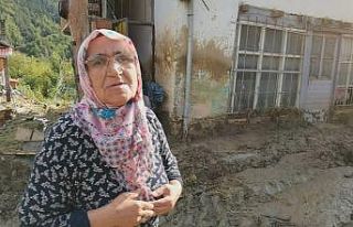 Yaşlı kadın selden oğluyla el ele tutuşarak kurtulmuş