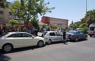 Yayaya çarpmamak için durunca zincirleme kaza oldu