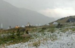 Yaylada kamp yapan dağcılara dolu süprizi
