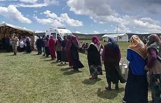 Yaylada metrelerce uzunlukta aşı kuyruğu