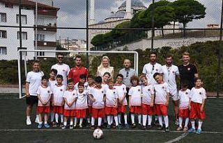 ’Yaz futbol okulu’ minik öğrencileri ile bir...