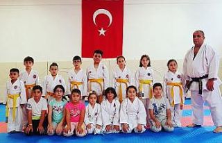 Yaz okulunda minikler karate öğreniyor