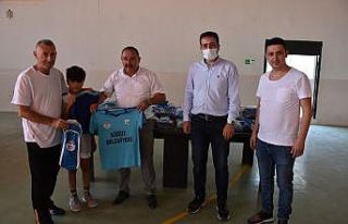Yaz spor okullarındaki miniklere formaları dağıtıldı