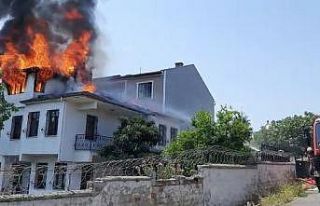 Yemek molası verdiği esnada, tamir ettiği çatısı...