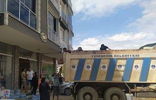 Yenişehir Belediyesinin yardım malzemeleri sel bölgesine...