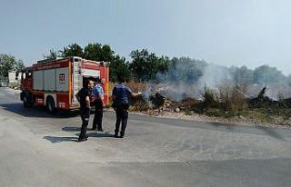 Yeşil alandaki yangın fabrikaya ulaşmadan söndürüldü