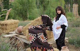 Yeşillikler arasında Selçuklu motifli kıyafetlerle...