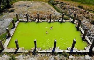 Yıkılan duvarları görenleri cezbediyor, serinlemek...