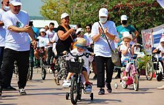 Yıllar sonra bisiklete binen çocuklarının mutluluklarına...