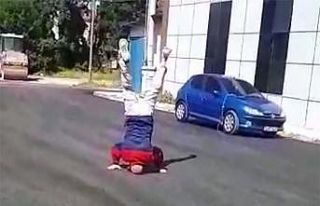 Yıllardır beklediği asfalt yola kavuşunca yaşına...