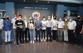 YKS’de ilk bine giren 6 öğrenci ödüllendirildi