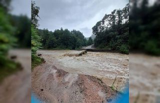 Yoğun yağış nedeniyle mahalle köprüsü yıkıldı