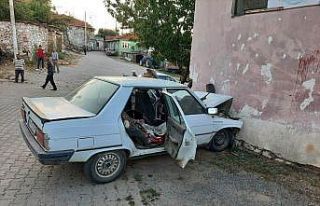 Yokuşta direksiyon hakimiyetini kaybetti duvara çarptı:...