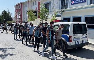 Yol kapatıp halay çeken magandalar yakalandı