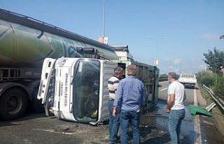 Yola devrilen çöp kamyonu nedeniyle Karadeniz Sahil...