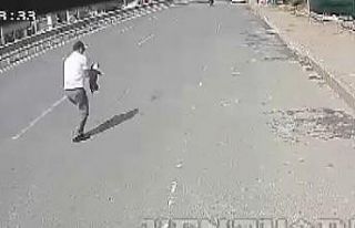 Yola giren yavru köpeği ezilmekten belediye otobüsü...