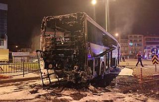 Yolcu dolu otobüs alevlere teslim oldu
