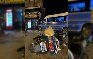 Yolcu minibüsü ile elektrikli bisiklet çarpıştı:...