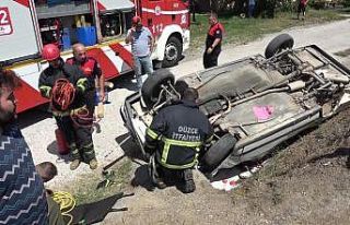 Yoldan çıkan otomobil ters döndü: 2 yaralı