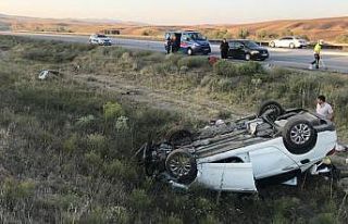 Yoldan çıkan otomobil toprak alanda takla attı:...