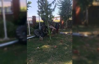 Yoldan çıkan traktör restoranın bahçesine devrildi