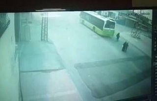 Yolun karşısına geçerken otobüs çarpan çocuk...