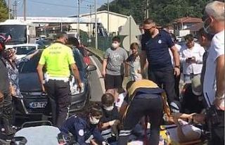 Yolun karşısına geçmek isteyen kadına otomobil...