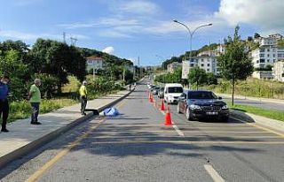 Yolun karşısına geçmek isteyen yaşlı adama kamyonet...