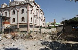 Yukarı Nurşin Camii önünde yapılan inşaata tepki