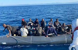 Yunanistan ittiği mültecileri Türk sahil güvenlik...
