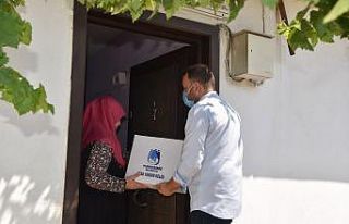 Yunusemre Belediyesinden iki aileye erzak desteği