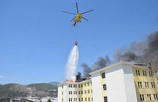 Yurt binasının çatısındaki yangına helikopterli...