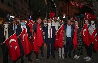 Zafer Bayramı’nda Türk bayrağı dağıttılar