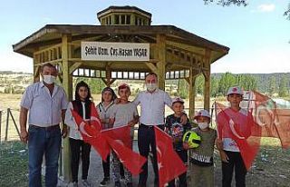 Ziyaret ettiği köylerde Türk bayrağı dağıtıyor