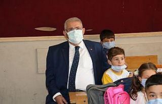 10 bin öğrenciye çanta ve kırtasiye