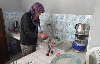 10 yıldır tek başına köy kahvehanesini işletiyor