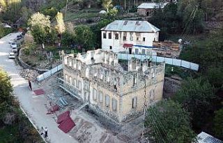 142 yıllık Sarı Mektep’te restorasyon çalışmaları...