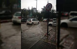 15 dakika süren yağış sokakları göle çevirdi