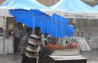 15 dakikalık fırtına ve yağış yetti, vatandaşlar...