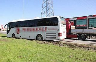 15 yolcunun bulunduğu otobüs kamyonetle çarpıştı,...