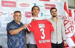 19 yaşındaki Berat Onur Pınar, FTA Antalyaspor’da