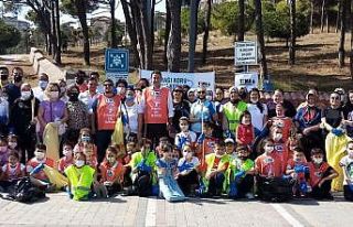 200 çevre gönüllüsü 90 poşet çöp topladı