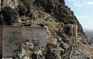 226 metre yükseklikteki tarihi Karahisar Kalesi’ne...