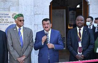 22 üniversiteden 51 akademisyenin katıldığı foto...