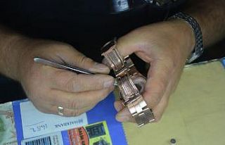 28 yıldır saatlere ayar veriyor